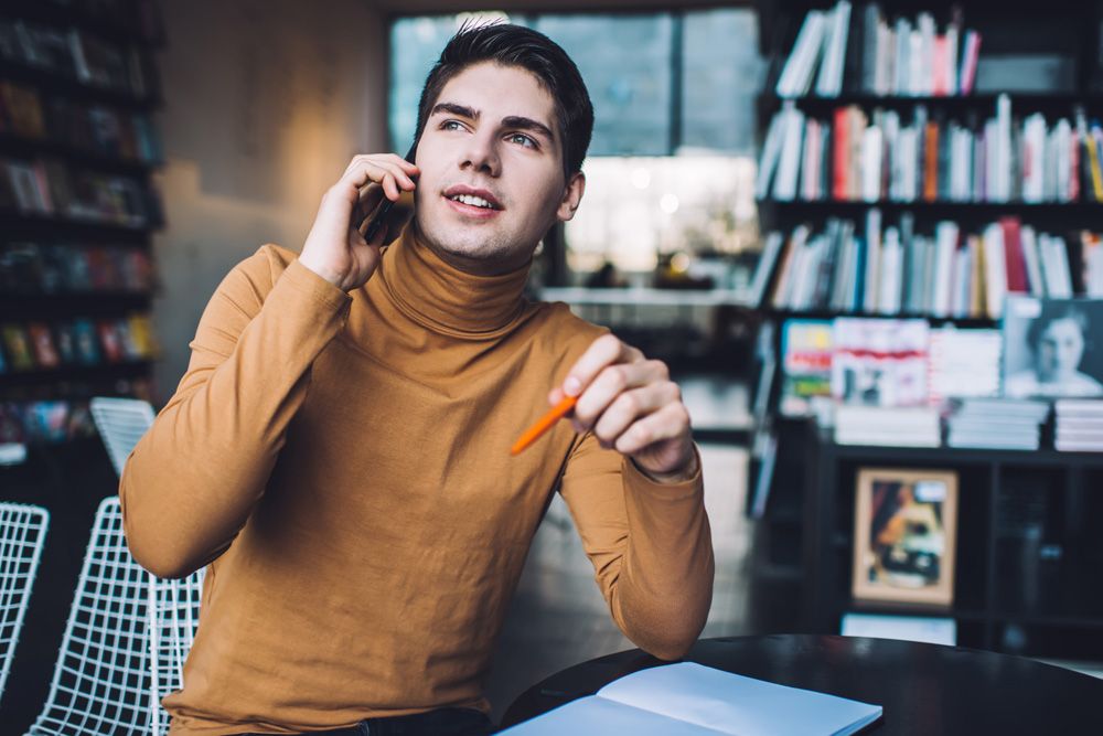 jeune homme répond au téléphone